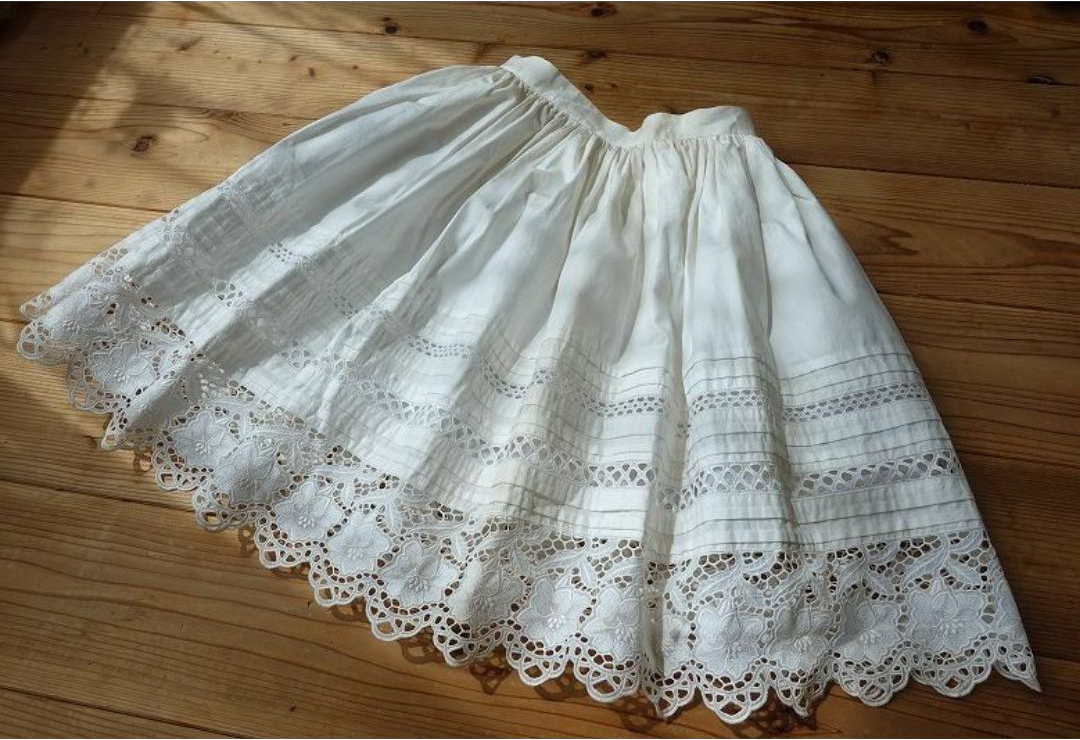 btssb floral hem embroidery skirt - white - ca. 1999